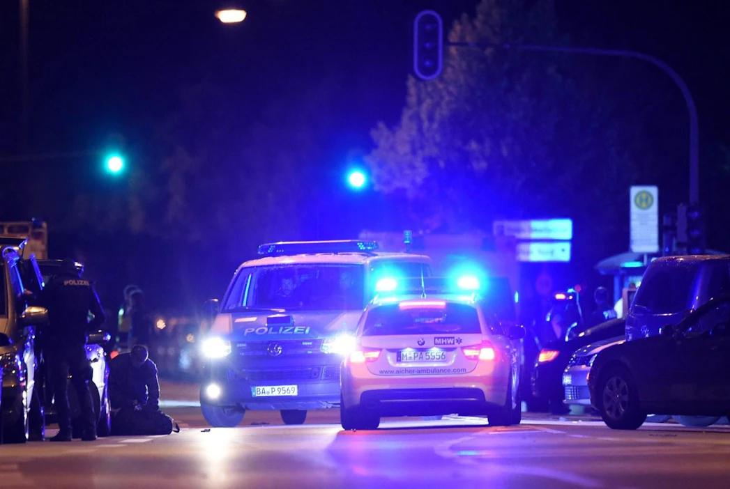 Poliisi vetosi somettajiin ja pyysi lopettamaan uhrien kuvien julkaisemisen sosiaalisessa mediassa. LEHTIKUVA/AFP