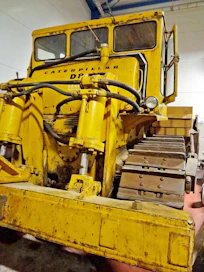 TVH:n Kajaanin tiepiirin käytössä ollut Caterpillar D8 on yksi 60-luvulla Maailmanpankin lainarahan avulla hankituista koneista. Kone on siirretty omin voimin nykyiseen säilytyspaikkaan hallin nurkassa. Nyt se ei ole liikkunut pariin vuosikymmeneen, sillä koneen liikuttelu ahtaassa varastossa olisi erittäin vaikeaa.