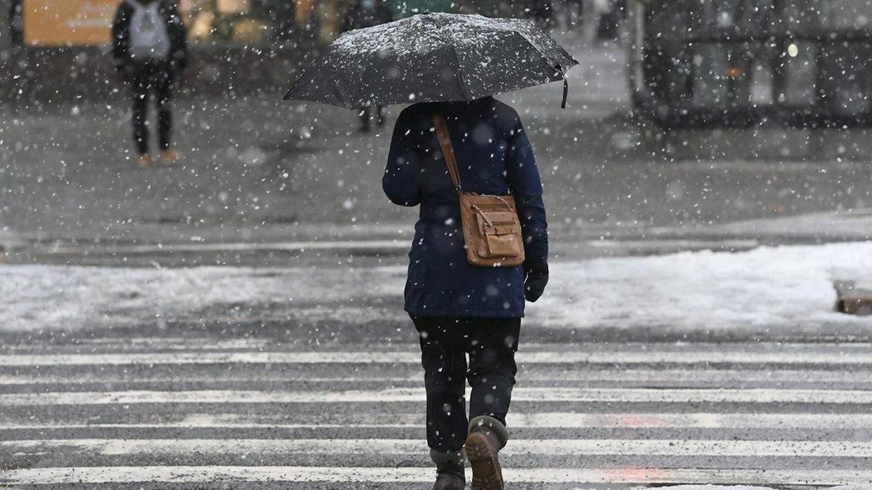 Illalla koko maassa sää pakastuu. LEHTIKUVA / HEIKKI SAUKKOMAA