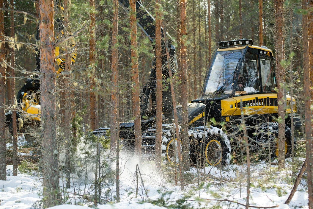 Ruukin koneurakointi Oy:n yrittäjä Timo Pohjola ajaa metsäkonetta kahdessa vuorossa poikansa kanssa. "Kahta vuoroa pyritään pitämään talvella, kun töitä on enemmän. Kesälläkin kone on töissä vähintään yhdessä vuorossa."