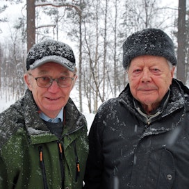 Jouni Tiuraniemi (vas.) ja Olavi Haapaporras Sodankylästä työskentelivät Auvojärven savotalla pitkään.