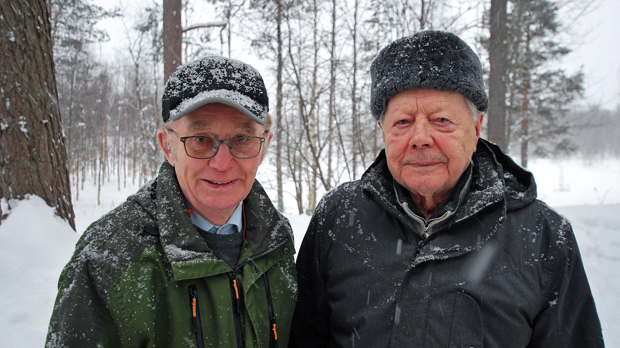 Jouni Tiuraniemi (vas.) ja Olavi Haapaporras Sodankylästä työskentelivät Auvojärven savotalla pitkään.