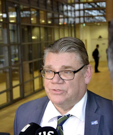 Timo Soini tapasi mediaa Brysselissä. LEHTIKUVA / Anniina Luotonen