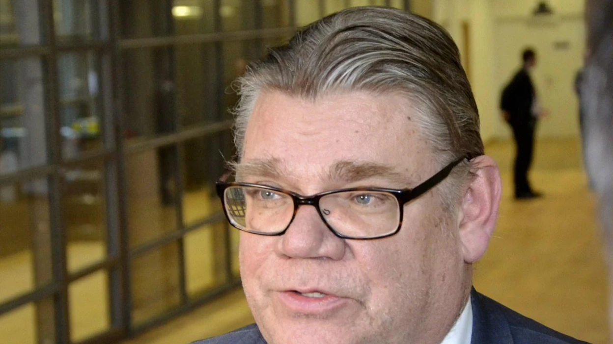 Timo Soini tapasi mediaa Brysselissä. LEHTIKUVA / Anniina Luotonen
