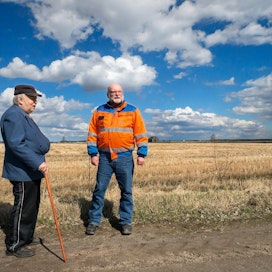 Juhani Heinola (vas.) ja viljelijä Jari Mäkinen Raamatun läheisillä peltolakeuksilla, joita riittää silmänkanta­mattomiin.