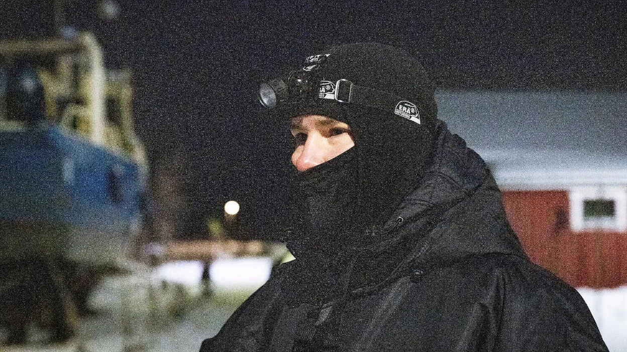 Ohjaaja Jussi Hiltunen on toppautunut lähes tunnistamattomaksi. Syytä onkin, sillä tuuli vihmoo ja pakkanen paukkuu kuvauksissa, joita tehtiin joulukuussa Oulun Kellossa. Korvessa kulkevi -sarjaa kuvataan helmikuulle saakka.