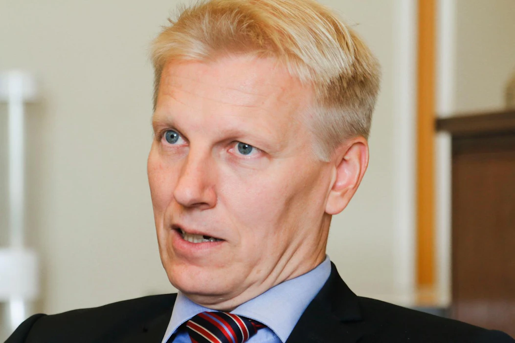 Ministeri Kimmo Tiilikainen yrittää tyynnytellä metsähallituslain huolestuttamia kansalaisia.