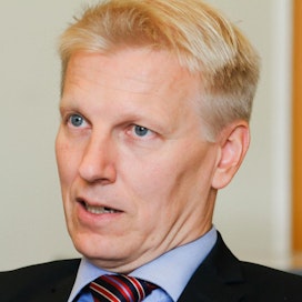 Ministeri Kimmo Tiilikainen yrittää tyynnytellä metsähallituslain huolestuttamia kansalaisia.