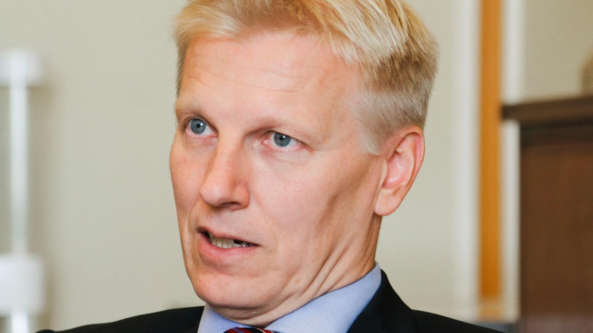 Ministeri Kimmo Tiilikainen yrittää tyynnytellä metsähallituslain huolestuttamia kansalaisia.