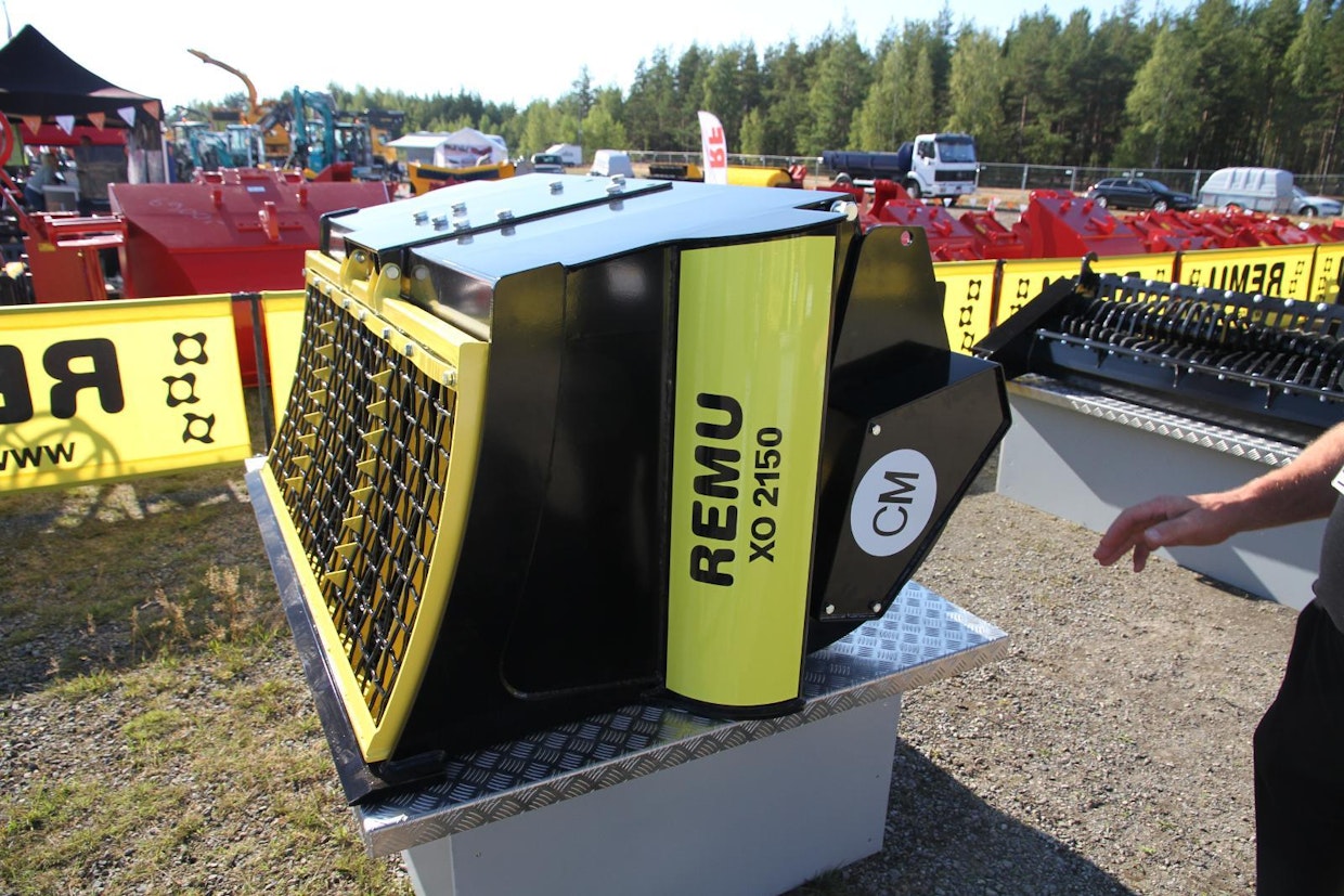Remun uusi Xross-Over-kauha mahdollistaa saman rungon käyttämisen eri seulontakohteissa. Runkoja on tällä hetkellä saatavilla kahta eri kokoa. Vaihdettavia moduuleja ovat kiekkoseula-, seulamurskain- ja täryseulamoduuli. Maxpon uutuutena esiteltiin betonimyllymoduuli, jonka avulla samaa kauhaa voidaan käyttää myös sementin sekoittamiseen. Valmis massa lasketaan ulos kauhan takaosassa sijaitsevasta reiästä. (AT)
