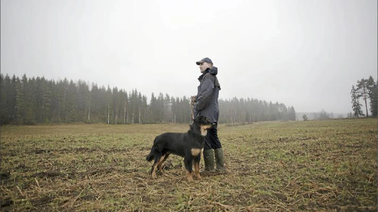 Hannu Leppäkoski ei usko lentokentän rakentamiseen, mutta hänen mielestään haittaa on pelkistä suunnitelmistakin. Leppäkoski asuu ja viljelee maata lentokentäksi kaavaillulla alueella. Saara Olkkonen
