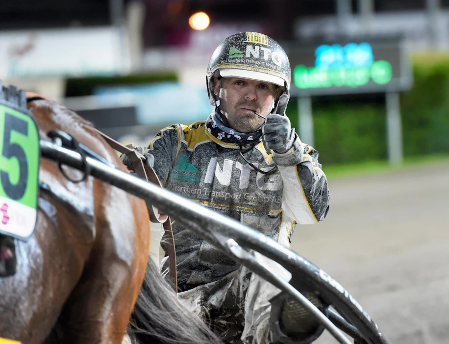 Petter Lundberg viihtyy Tukholman pohjoispuolella Julmyrassa hyvin, koska keskisessä Ruotsissa on pohjoista enemmän varaa valita, missä kilpailuttaa hevosia.