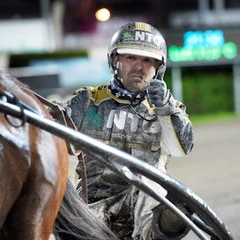 Petter Lundberg viihtyy Tukholman pohjoispuolella Julmyrassa hyvin, koska keskisessä Ruotsissa on pohjoista enemmän varaa valita, missä kilpailuttaa hevosia.