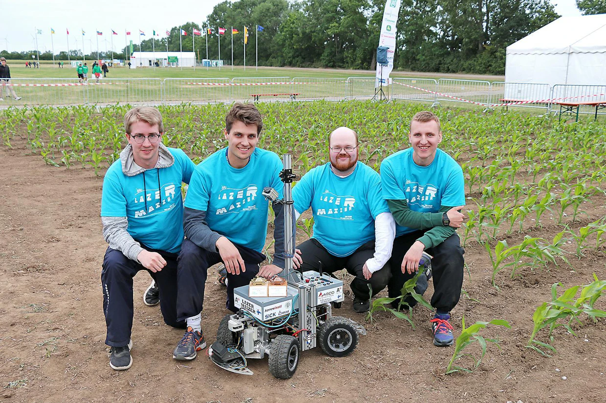 Aalto-yliopiston joukkue 2018: Timo Mauranen, Albert Georgs, Matti Siponen ja Elias Ala-Kaila. Robottia keväällä rakentaneeseen ryhmään kuuluivat myös Benjamin Nikolov ja Timo Birnkraut. Ohjaajana toimi Timo Oksanen, jo neljättätoista kertaa. Joukkue voitti Design award palkinnon.