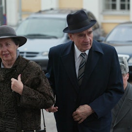 Presidentti Mauno Koivisto haudataan tänään. Kuvassa Koivisto yhdessä puolisonsa Tellervo Koiviston kanssa.