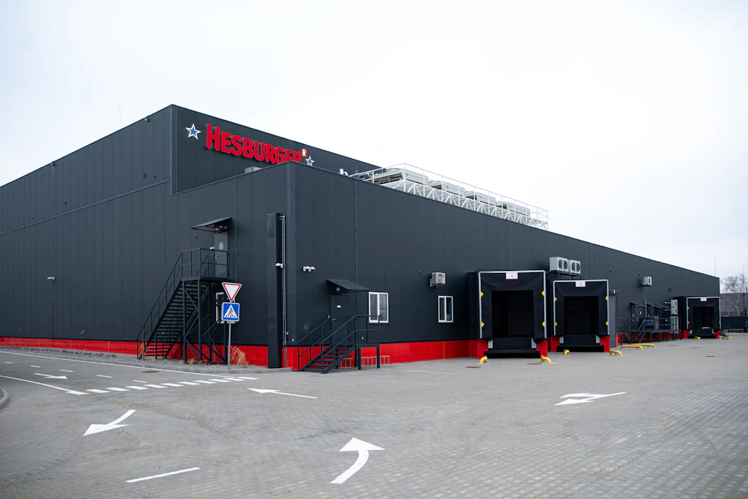 Hesburger tuottaa Ukrainan Boryspilin tuotanto- ja logistiikkakeskuksessa ukrainalaisesta lihasta hampurilaispihvejä Hesburgerin Ukrainan ravintoloille.