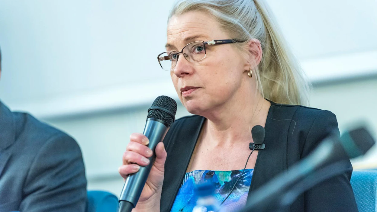 "Kun sääolot ovat näin poikkeukselliset ja viljelijöitä uhkaa taloudellinen katastrofi, on valtion tultava apuun, jotta pahimman yli päästään. Siksi maanviljelijöille on annettava kriisitukea heti”, Meri toteaa.