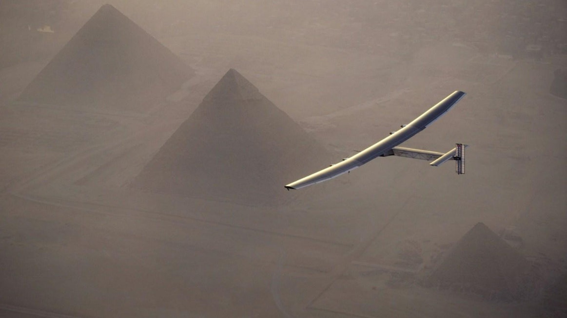 Solar Impulse kuvattuna Gizan pyramidien yllä.