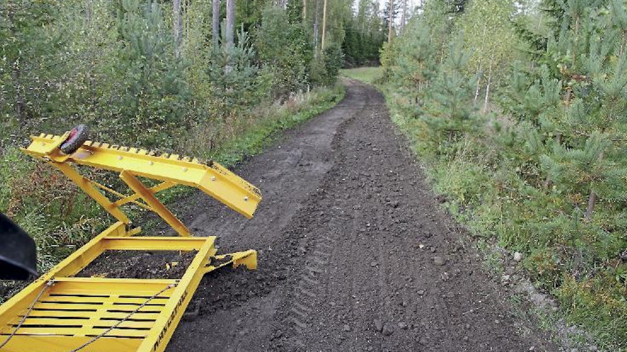Lana seuraa lyhyen runkonsa johdosta liiaksi tien aaltomaisuutta. Tämä vähenisi perusrungon oikeaan takakulmaan sijoitetulla tukipyörällä (punainen nuoli).