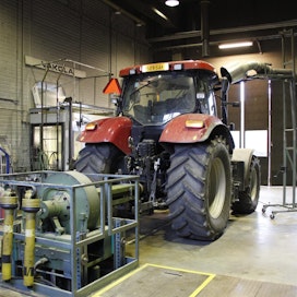 Traktorin tehojen mittaaminen saa uuden isännän kesäkuussa, kun Vakolan mittaukset ja standardoinnit siirtyvät Lukelta VTT Expert Servicesin omistukseen.