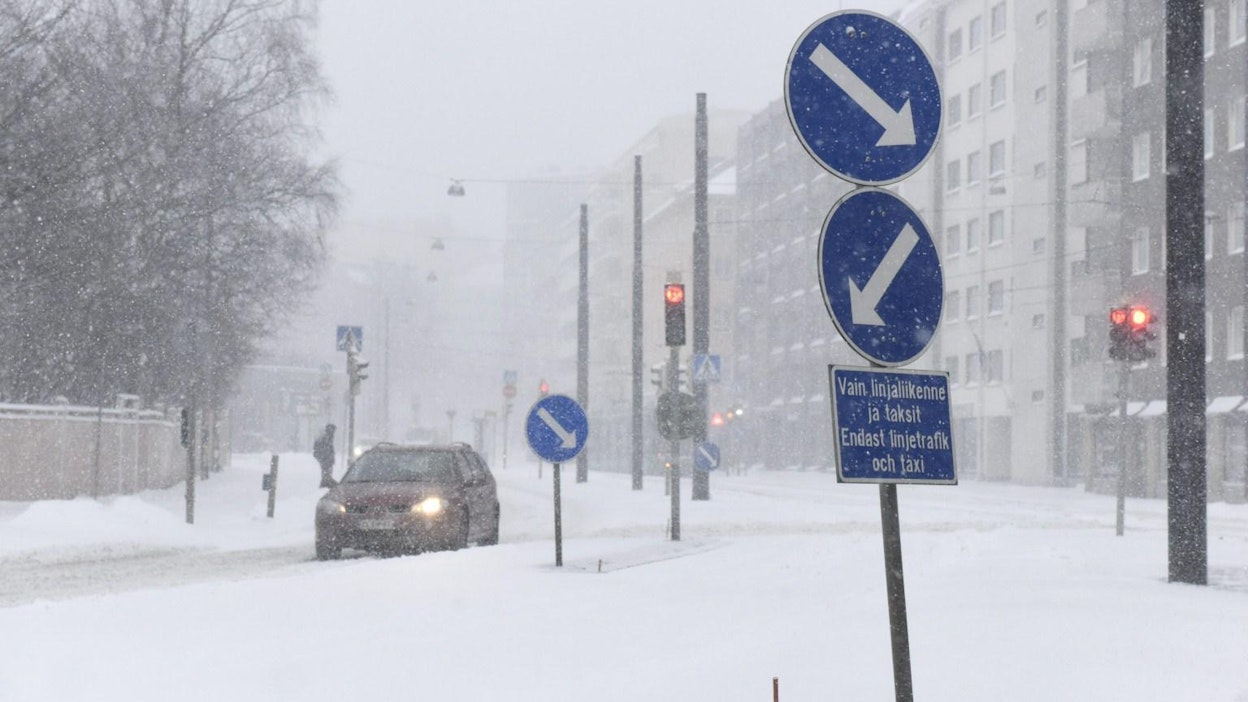 Lumipyryalue liikkuu hitaasti pohjoisemmaksi, mutta etelään saapuu uusia, hajanaisempia lumisateita. LEHTIKUVA / Heikki Saukkomaa