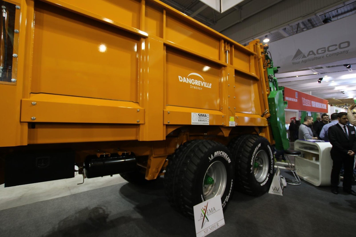 Dangreville Synergy on kehittänyt kuivalannanlevitysvaunuihinsa automaattisen kuorman painoon ja ajonopeuteen perustuvan rengaspaineen hallintajärjestelmän, joka sai kunniamaininnan SIMA-näyttelyssä. Täydellä kuormalla ajettaessa 40 km/h:n nopeudella rengaspaine on 1,9 baria. Pellolla puolestaan rengaspaine on kuorman levityksen jälkeen 0,8 baria. Tavoitteena on tietenkin vähentää pellon tallautumista. (MT)