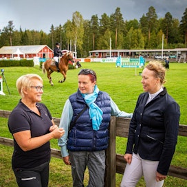 Kielo Kestinmäki (oik.) ja Katja Kannisto vaihtoivat Satu Turkan kanssa kuulumisia laatuarvostelusta. Suomenratsujen kuninkaalliset -tapahtumassa kilpaili viikonloppuna ennätykselliset 520 hevosta.