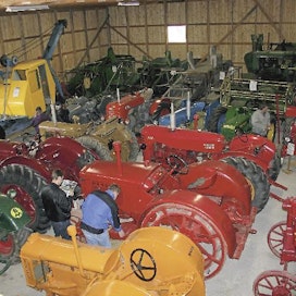 Mäkilän traktorimuseon sata traktoria on sijoitettu kahteen eri halliin. Suurin osa traktoreista on 50-luvulta ja jotakuinkin kaikki koneet ovat toimintakuntoisia. Kuva on pienemmästä hallista, jonka takaseinustalla hyvä valikoima 50-luvun leikkuupuimureita. Äärimmäisenä oikealla aikanaan suurpuimureiksi luokitellut John Deere-Lanz MD 250S ja Massey-Harris 780, kummankin työleveys on 8,5 jalkaa, eli 255 cm.
