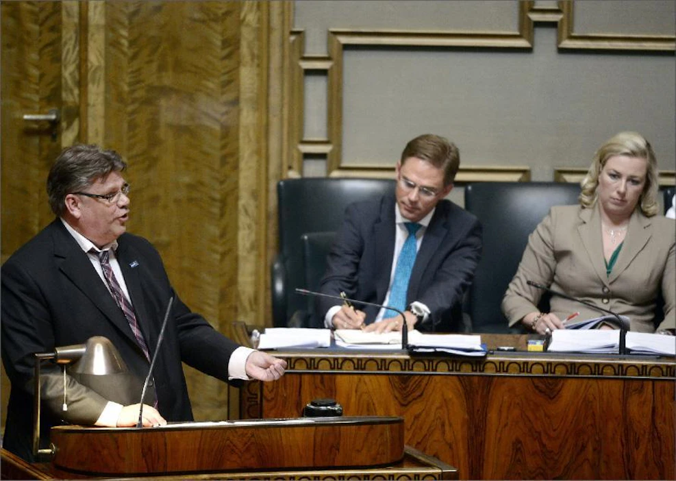 Timo Soini (ps.) ripitti hallitusta liian kireästä aikataulusta Espanjan tukipäätöksessä. Eduskunta kokoontui eilen kesken kesäloman. Viimeksi eduskunta keskeytti kesälomansa, kun kansanedustajia kaivattiin käsittelemään maataloustukia. Vuosi oli 1962. Antti Aimo-Koivisto/lehtikuva