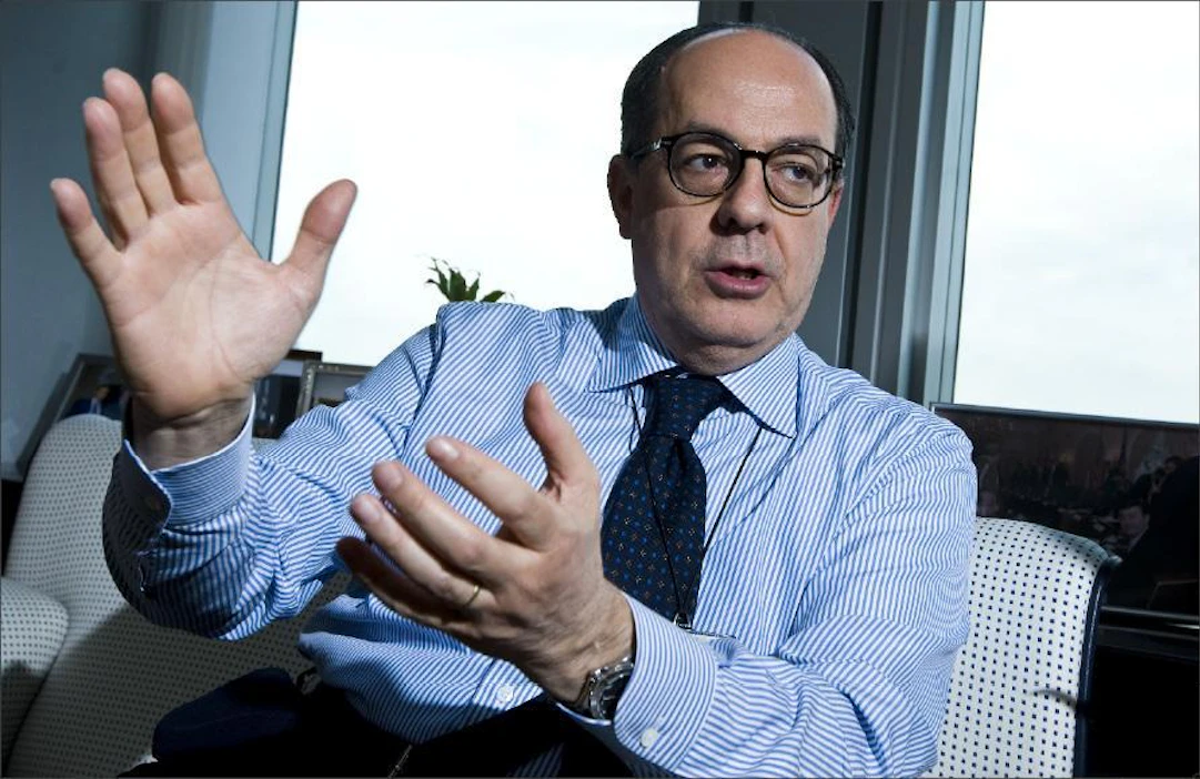 Viljelijäperheessä Italian saappaankannassa kasvanut Paolo De Castro on tehnyt uransa yliopistomaailmassa ja poliitikkona. Suomessa hän on ministeri-aikoinaan käynyt kolme kertaa ja tutustunut myös suomalaiseen maatalouteen. Juha ROININEN