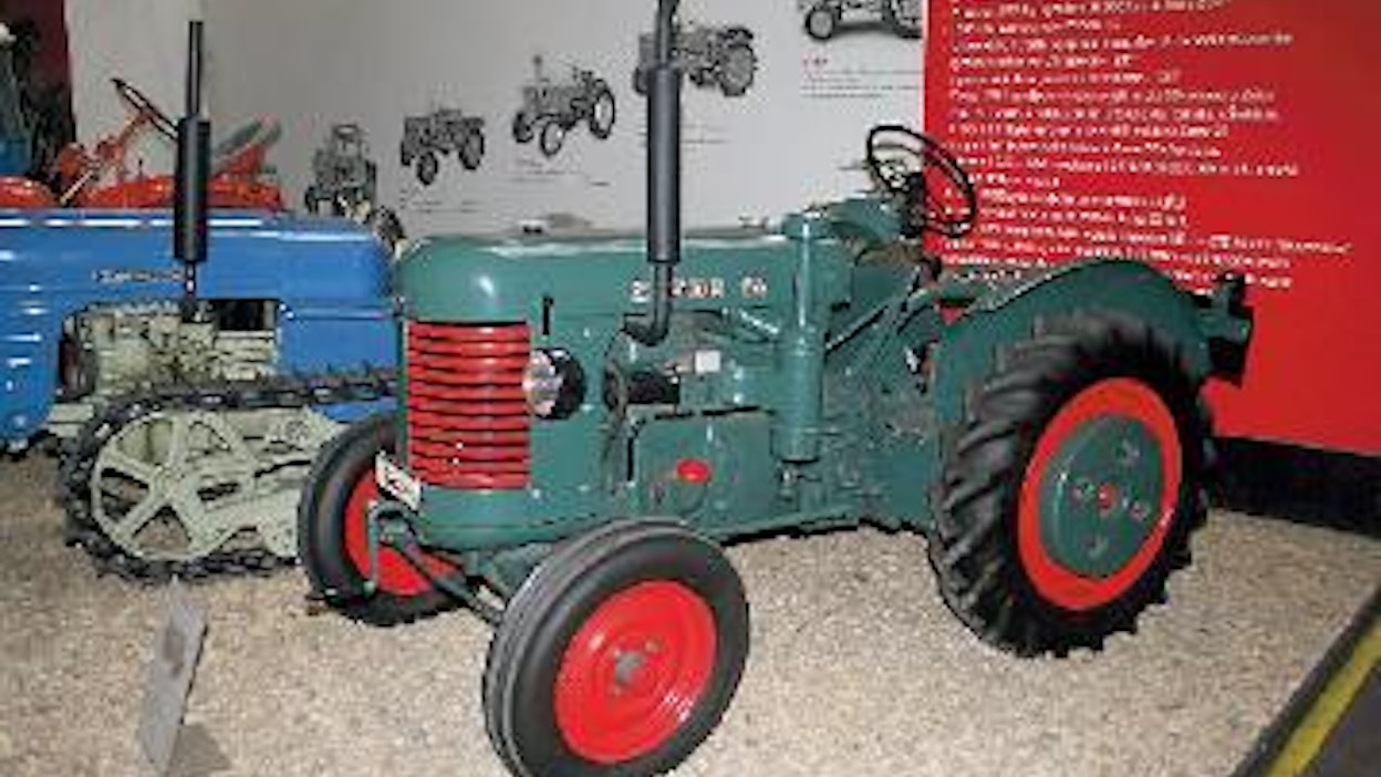 Vuosina 47–49 Zbrojovkan tehdas teki myös 1-sylinteristä Zetor 15-mallia, jonka 1,58-litrainen moottori kehitti 15 hv 1500 kierroksella. Vaihteita oli 5 eteen ja pakki, huippunopeus 20 km/h, traktori painoi 1399 kg. Syystä tai toisesta Pikku-Zetorin historia jäi lyhyeksi, kaikkiaan sitä on tehty vain 2215 kappaletta.