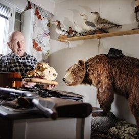 Erämies ja -kirjoittaja U. Pekka Kinnunen on käynyt aikanaan keväisin karhunhiihdossa Itä-Lapin kairoissa. Nyt jo kiellettyä pyyntimuotoa kuvaillaan muun muassa arvostetuksi kovakuntoisten ja osaavien metsästäjien pyynniksi.