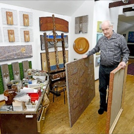 Taiteilija Paavo Pelvon kotiateljeessa voi piipahtaa tauluostoksilla. Seinällä komeileva kettutarha on uutta tuotantoa, jossa on hyödynnetty rautalankaa. Keskeneräinen taulu hahmottuu sanonnan hukka perii ympärille. Sakari Martikainen