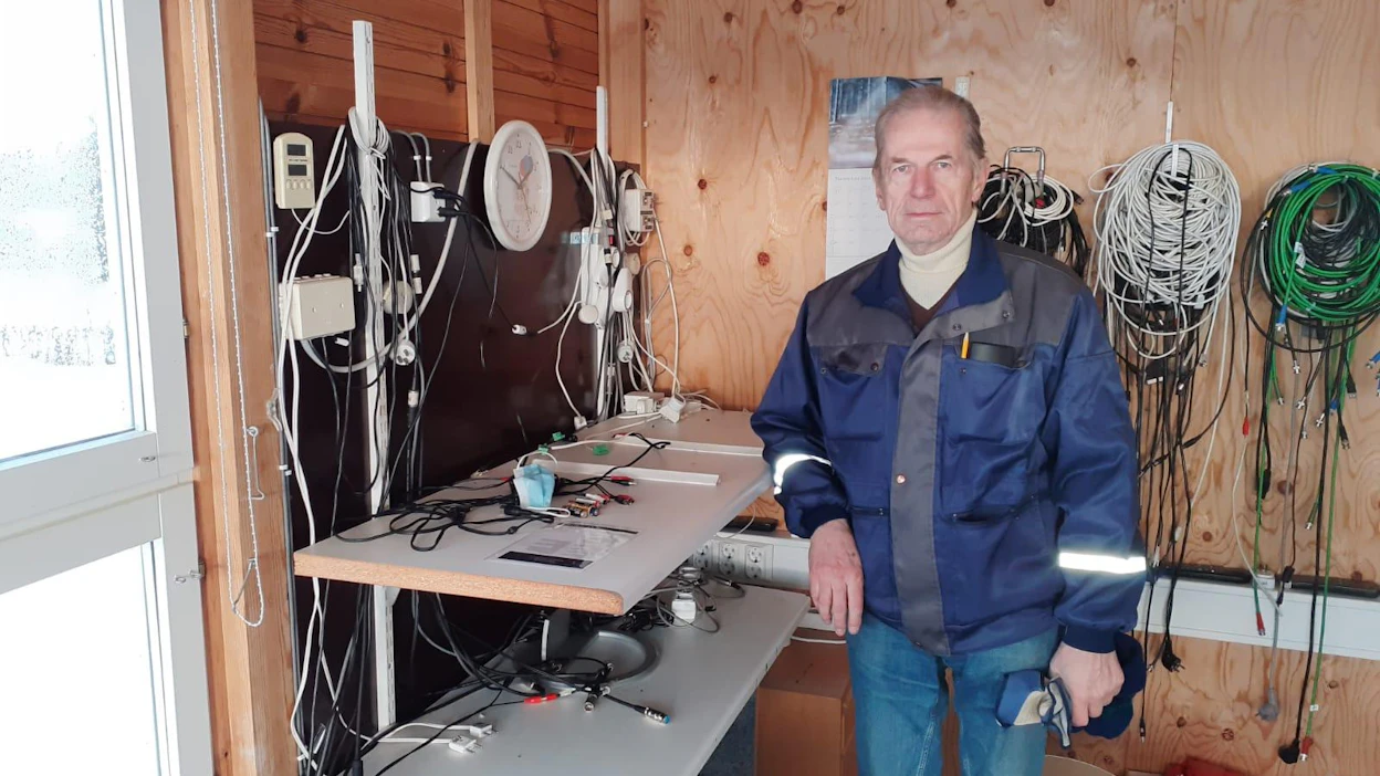 Markku Pulli sorvin äärellä tai enemmänkin talkoissa Riihimäen raviradan äänipiuhojen kanssa.