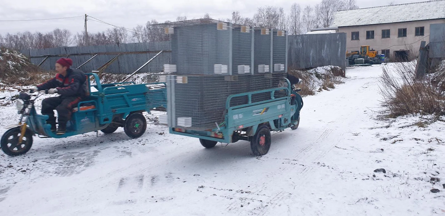 Kiinalaisomisteisella tarhalla kuljetettiin perjantaina häkkejä aitaukseen ja sieltä pois.