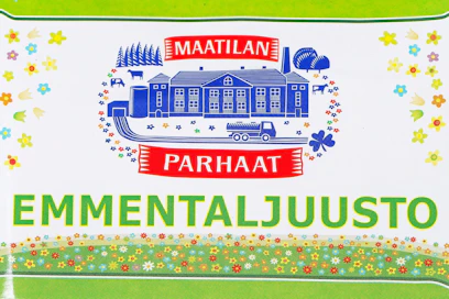Suomalaiselta nimeltä tuntuva Maatilan parhaat -tuotemerkki myy todella paljon myös ulkomaisia valmisteita. Tämä emmentaljuusto on peräisin Alankomaista, ja se on pakattu Virossa. Nuo tiedot selviävät paketin kääntöpuolelta.