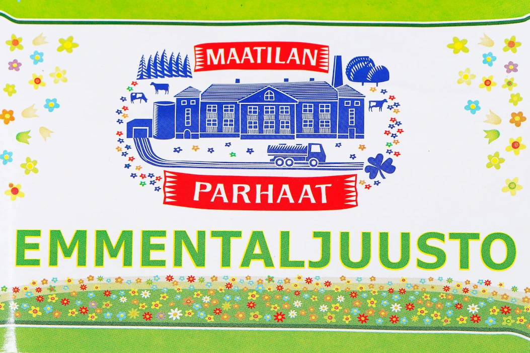 Suomalaiselta nimeltä tuntuva Maatilan parhaat -tuotemerkki myy todella paljon myös ulkomaisia valmisteita. Tämä emmentaljuusto on peräisin Alankomaista, ja se on pakattu Virossa. Nuo tiedot selviävät paketin kääntöpuolelta.