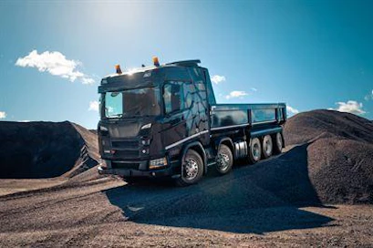Nokian R-Truck -rengassarja on kehitetty erityisesti tie- ja maastoajon eli on/off-road-käytön erityistarpeita silmällä pitäen. Nyt raskaaseen käyttöön tehty Nokian R-Truck Steer XL -ohjausakselin rengas koossa 385/65R22.5 mahdollistaa raskaimpienkin työmaa- ja tukkirekkojen käytön molemmissa maailmoissa.