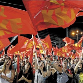 Viimeinen yritys hallituksen muodostamiseksi kaatui Kreikassa tiistaina puolueiden välisiin erimielisyyksiin. Maanantaina Ateenassa mieltään osoittaneet kommunistit haluaisivat Kreikan irtautuvan euroalueesta. JOHN KOLESIDIS / Reuters / Lehtikuva
