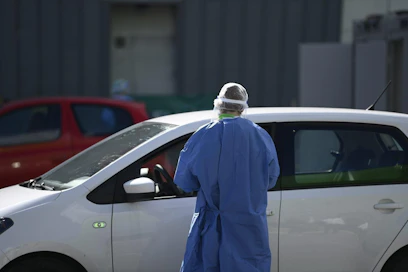 Mahdollisesti tartunnalle altistuneita kehotetaan tarkkailemaan vointiaan ja hakeutumaan pienienkin oireiden ilmaantuessa koronavirustestiin matalalla kynnyksellä. LEHTIKUVA / Antti Aimo-Koivisto