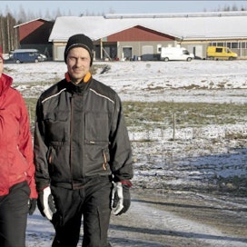 Anna-Liisa Pekkarinen Jenni ja Eero Väänäsen pihatto ei ole pihapiirissä, vaan noin sadan metrin päässä kotitalosta.