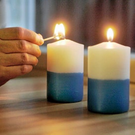 Itsenäisyyspäivänä sytytetään perinteisesti sinivalkoisia kynttilöitä.