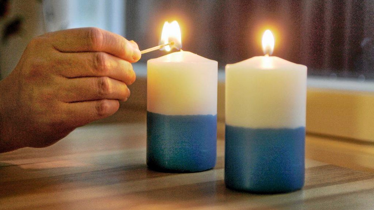 Itsenäisyyspäivänä sytytetään perinteisesti sinivalkoisia kynttilöitä.