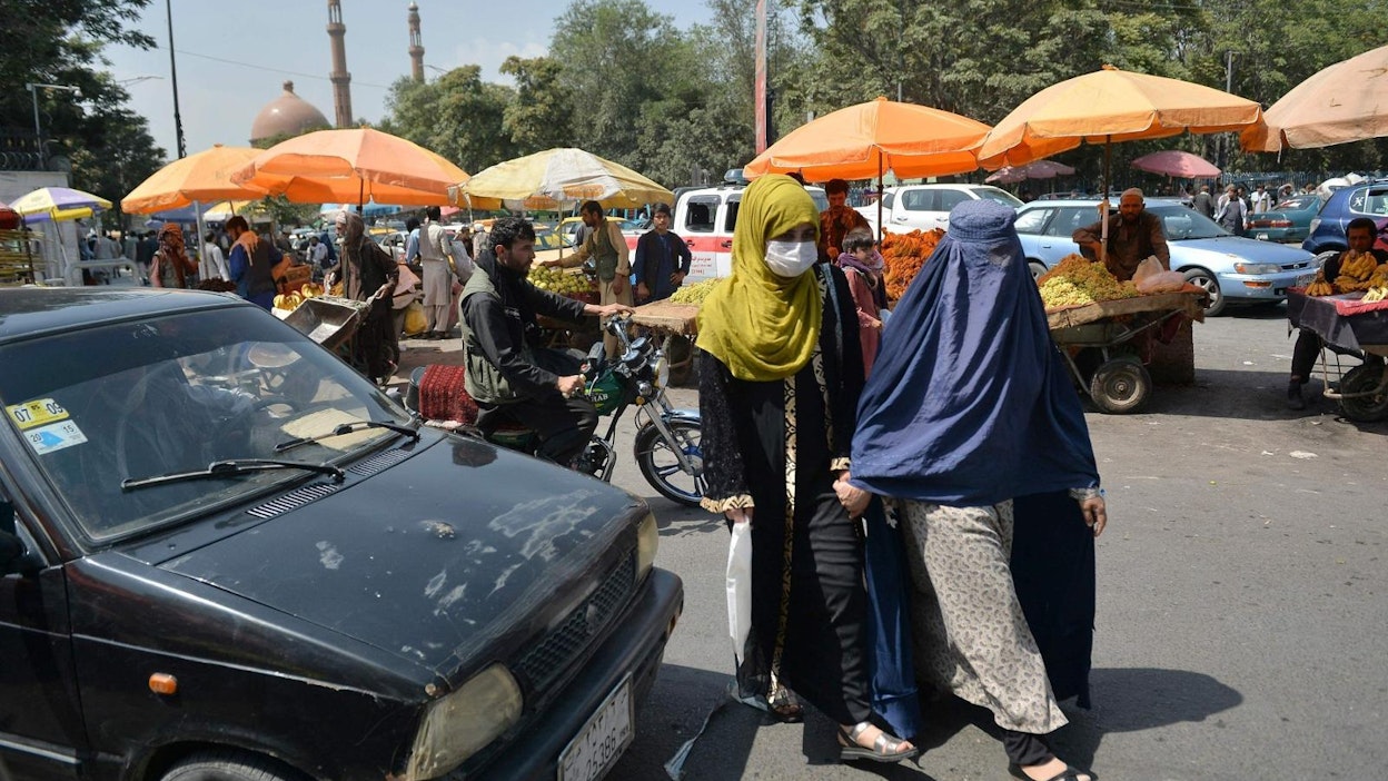 Naiset kävelivät torialueella Kabulissa keskiviikkona. Lehtikuva/AFP