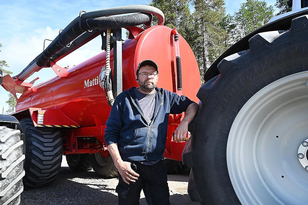 Jouni Ainali kuljetti vettä palokunnalle ja kasteli rajoituslinjoja omalla lietevaunullaan.