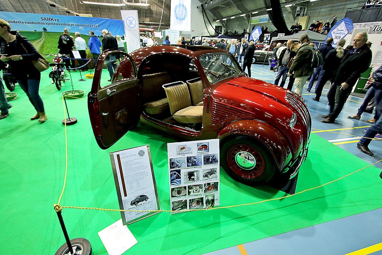 Vuosina 1938–40 valmistettu Steyr 55 on muotoilultaan edistyksellinen auto, joita tuotiin Suomeen 18 kpl vuonna 1939. Auton huippunopeus on 95 km/h ja paino 830 kiloa. Vesijäähdytetyn nelosbokserin teho on 25 hv.