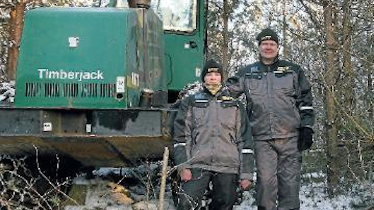 Ainoa yhteistyötä haittaava tekijä Sini Nikulan ja Juha Mäntylän välillä on, että kumpikin joutuu vuoroa vaihdettaessa säätämään Timberjackin istuimen uudestaan. Tarve ilmenee kuvasta. Juhan pää keikkuu kahdessa metrissä. Naisten strategisia mittoja ei ole ollut tapana julkaista teknisessä lehdessä.