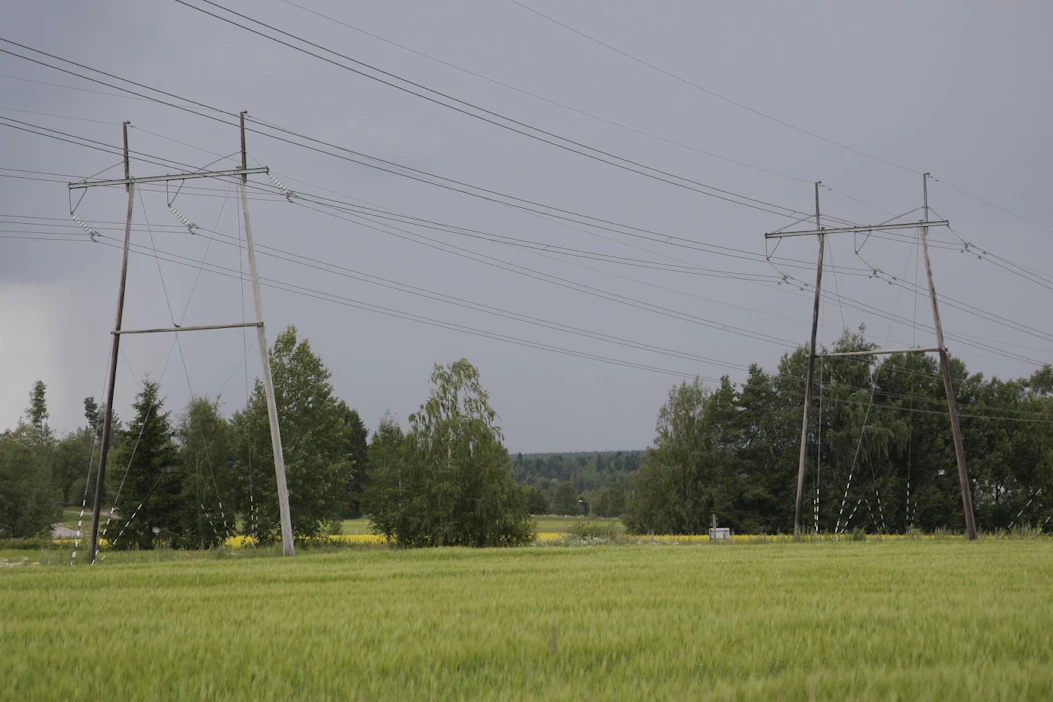 Pohjois-Karjalan Sähkö Oy antaa tiedotteessaan vinkkejä siihen, miten sähkökatkoihin voi varautua ennalta.
