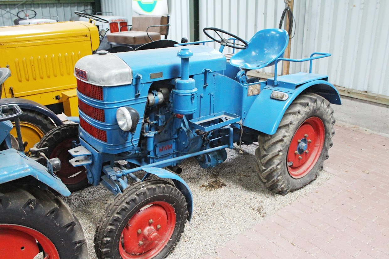Baijerilainen Erik Röhr uskoi traktoriteollisuuden loistavaan tulevaisuuteen ja aloitti Röhr-traktoreiden kokoamisen vuonna 1948. Kuudessa vuodessa valmistui alun toistakymmentä mallia, tehoiltaan 15–60 hv. Moottorit ja voimansiirto-osat otettiin siitä firmasta, jolle oltiin sillä erää vähiten velassa – eniten käytettyjä merkkejä olivat MWM, Deutz, Hurth, Renk ja ZF. 1-sylinterinen, 5-vaihteinen Röhr R15 oli valmistusohjelmassa vuoden 1954 konkurssiin asti, mihin mennessä oli tehty 3 200 traktoria. (Sonsbeck)