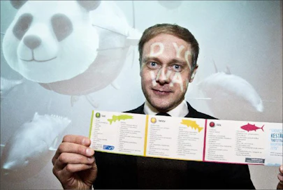 Kari Salonen WWF Suomen päivitetty kalaopas auttaa kuluttajaa arkipäivän valinnoissa, meriohjelman päällikkö Sampsa Vilhunen kertoo.